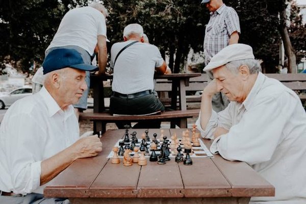 Achat de maison dans un village seniors : Guide pour un investissement serein à l'âge d'or