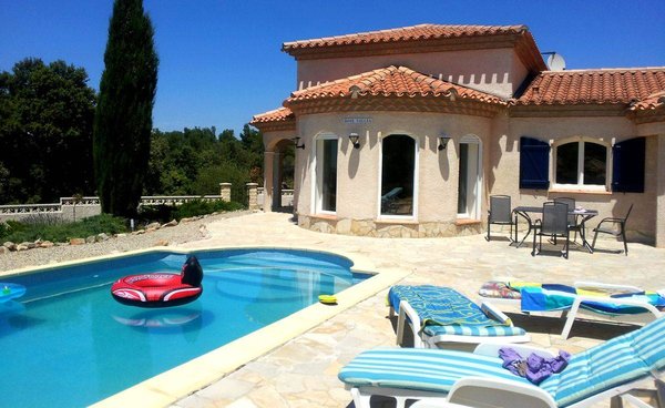 La location de vacances d'été idéale : une maison avec piscine